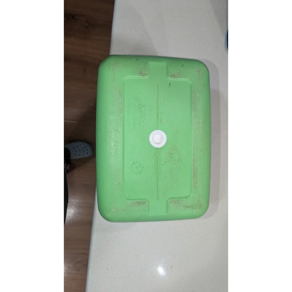 Vintage Rubbermaid Personal Cooler Green Plastic Insulated Lunch Box Retro Neon